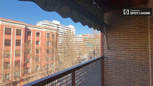 Habitación luminosa en alquiler en apartamento de 6 dormitorios en Retiro