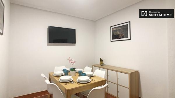 Habitación luminosa en alquiler en apartamento de 6 dormitorios en Retiro