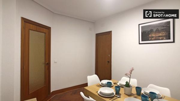 Habitación luminosa en alquiler en apartamento de 6 dormitorios en Retiro