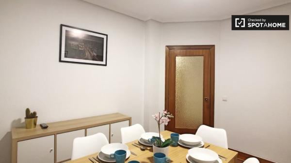 Habitación luminosa en alquiler en apartamento de 6 dormitorios en Retiro