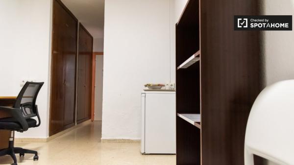 Se alquila habitación en residencia en Granada