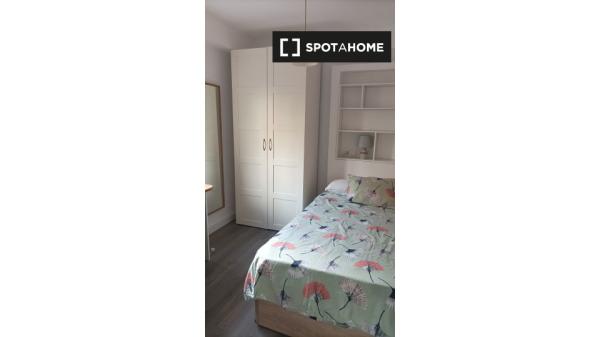 Se alquila habitación en apartamento de 3 dormitorios en Madrid