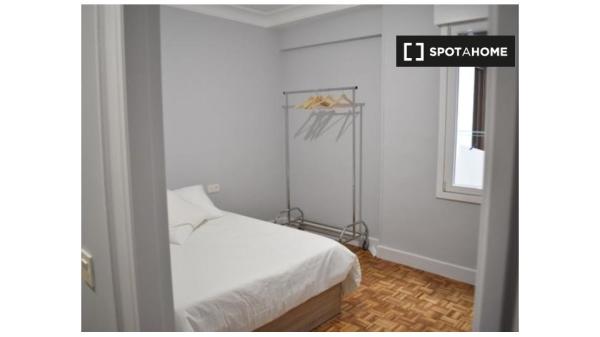 Apartamento de 2 dormitorios en alquiler en Abando, Bilbao