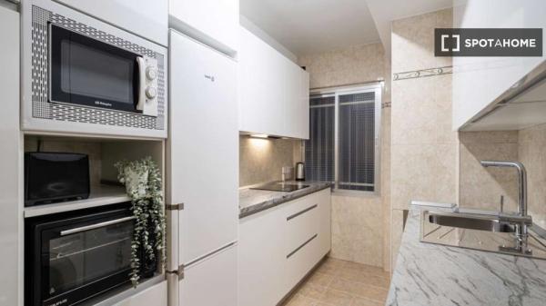 Se alquila habitación en piso de 4 dormitorios en Madrid