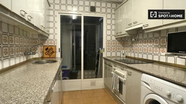 Habitación en piso de 5 dormitorios en Alcalá de Henares, Madrid.