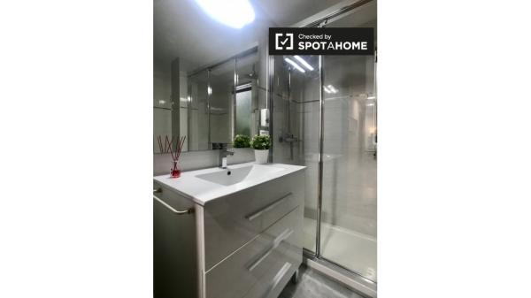 Habitación en piso de 5 dormitorios en Alcalá de Henares, Madrid.