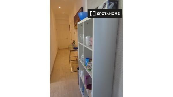 Room for rent in 3-bedroom apartment in Santander