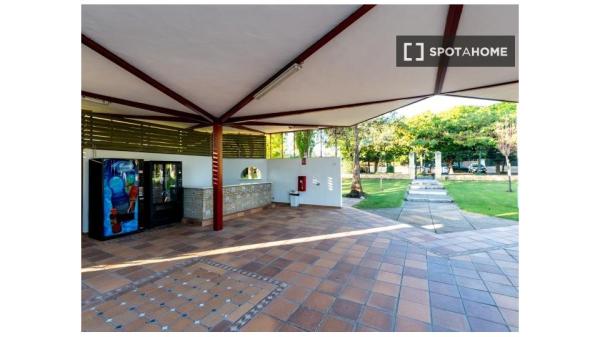 Casa de 5 dormitorios en alquiler en Colina Blanca, Sevilla