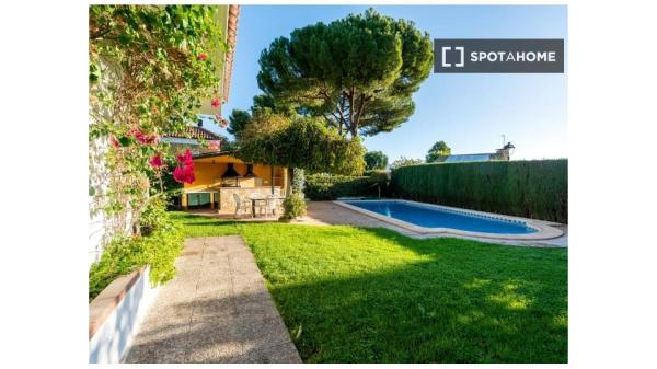 Casa de 5 dormitorios en alquiler en Colina Blanca, Sevilla