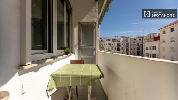 Se alquila habitación en piso de 4 dormitorios en Valencia