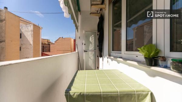 Se alquila habitación en piso de 4 dormitorios en Valencia