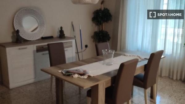 Se alquila habitación en piso de 3 dormitorios en Alicante