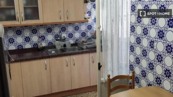 Se alquila habitación en piso de 3 dormitorios en Alicante