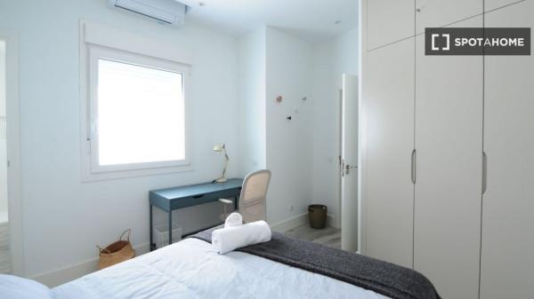 Chambre à louer dans un appartement de 4 chambres à El Pópulo, Cadix