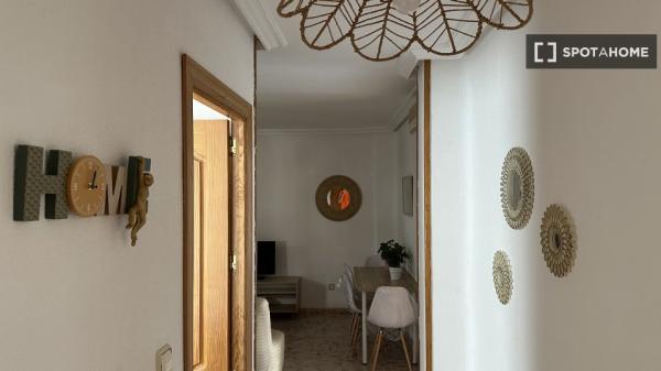 Se alquila habitación en piso de 3 dormitorios en Linares, Jaén