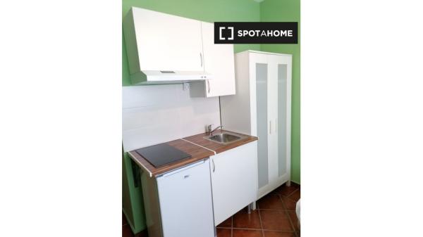 Se alquila apartamento tipo estudio en Almería.