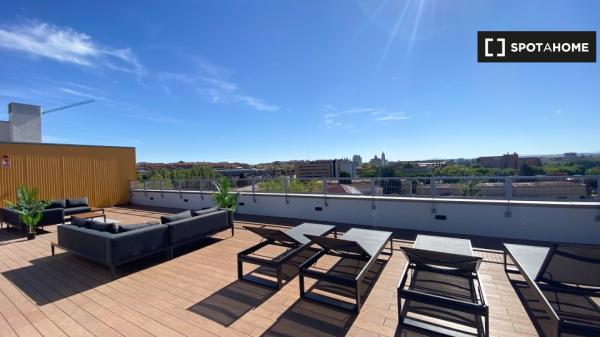 Se alquila habitación amueblada en Salamanca