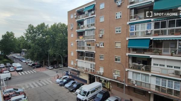 Se alquila habitación en piso de 3 habitaciones en Alcalá De Henares