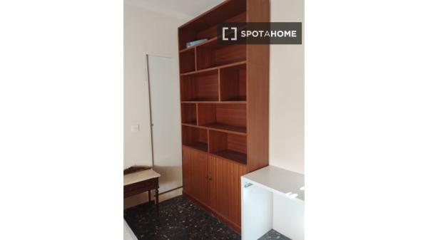 Se alquila habitación en apartamento de 2 dormitorios en San Miguel, Murcia