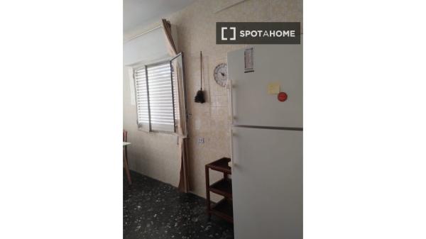 Se alquila habitación en apartamento de 2 dormitorios en San Miguel, Murcia