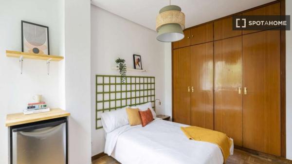 Se alquila habitación en piso de 7 dormitorios en Madrid