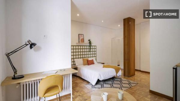 Se alquila habitación en piso de 7 dormitorios en Madrid