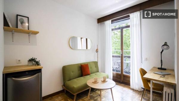 Se alquila habitación en piso de 7 dormitorios en Madrid