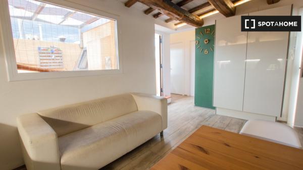 Se alquila habitación en piso de 4 dormitorios en Barcelona