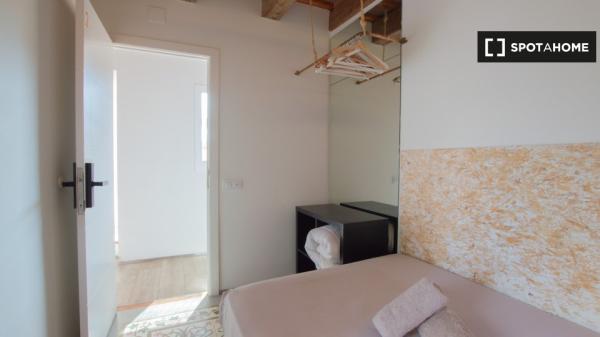 Se alquila habitación en piso de 4 dormitorios en Barcelona