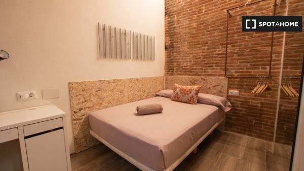 Zimmer zu vermieten in 4-Zimmer-Wohnung in Barcelona