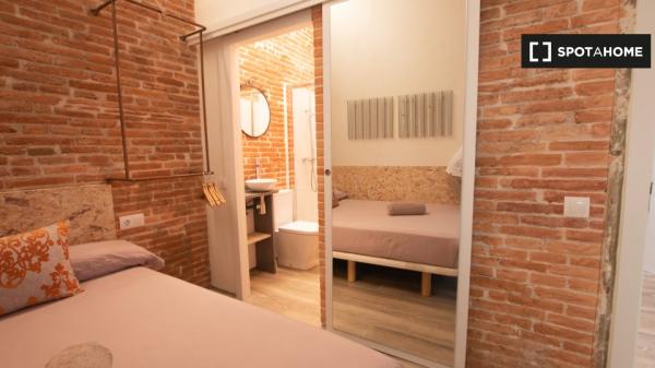 Zimmer zu vermieten in 4-Zimmer-Wohnung in Barcelona