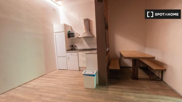 Zimmer zu vermieten in 4-Zimmer-Wohnung in Barcelona