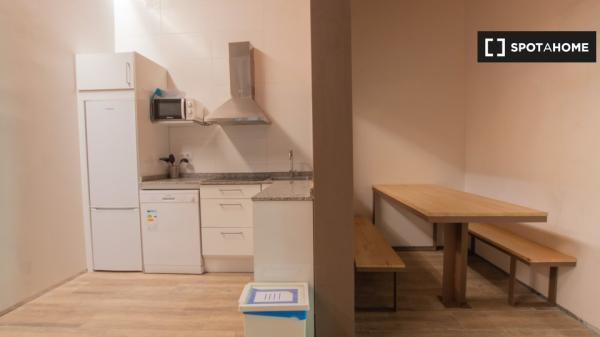 Zimmer zu vermieten in 4-Zimmer-Wohnung in Barcelona