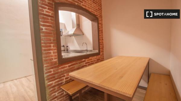 Zimmer zu vermieten in 4-Zimmer-Wohnung in Barcelona