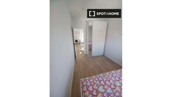 Luminoso apartamento de 2 habitaciones en alquiler en Barcelona