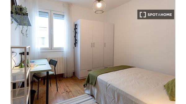 Stanza in affitto in appartamento con 5 camere da letto a Bilbao, Bilbao