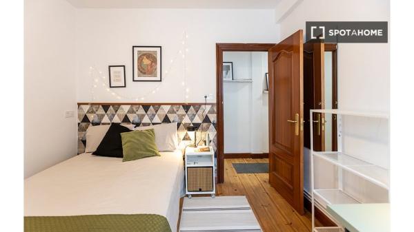 Stanza in affitto in appartamento con 5 camere da letto a Bilbao, Bilbao