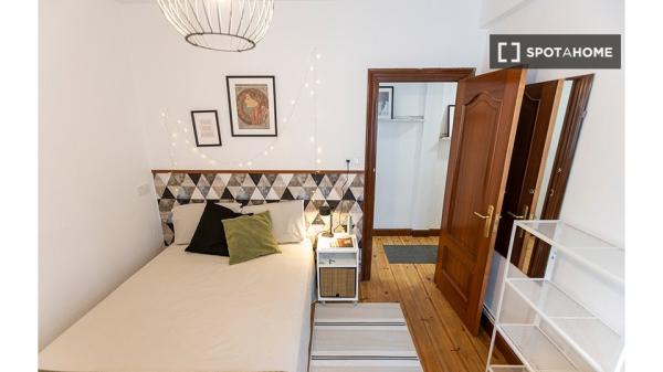 Stanza in affitto in appartamento con 5 camere da letto a Bilbao, Bilbao