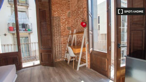 Se alquila habitación en piso de 5 habitaciones en Barcelona