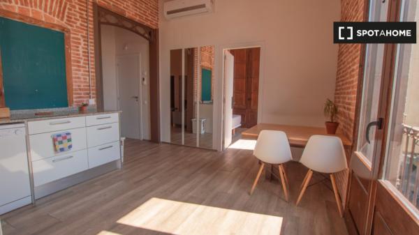 Se alquila habitación en piso de 5 habitaciones en Barcelona