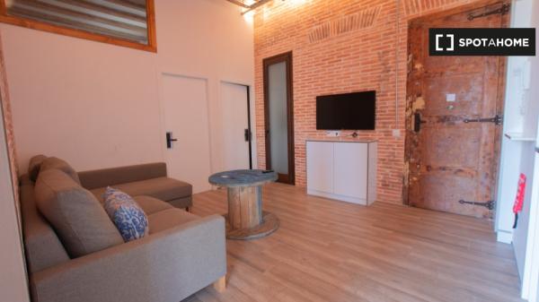 Se alquila habitación en piso de 5 habitaciones en Barcelona