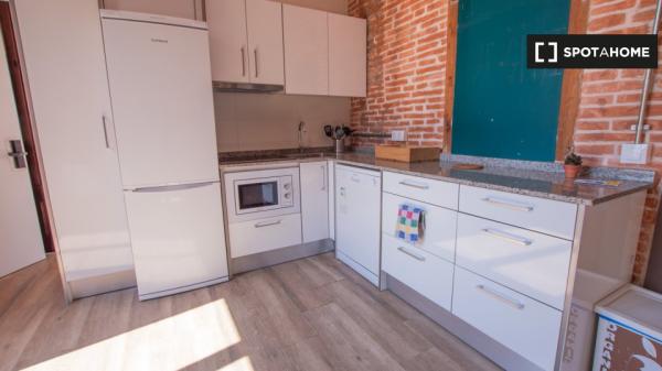 Se alquila habitación en piso de 5 habitaciones en Barcelona