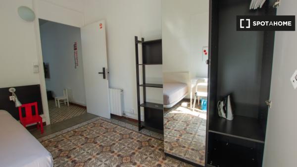 Se alquila habitación en piso de 4 dormitorios en Barcelona