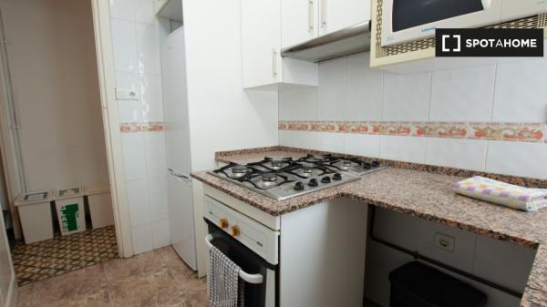 Se alquila habitación en piso de 4 dormitorios en Barcelona