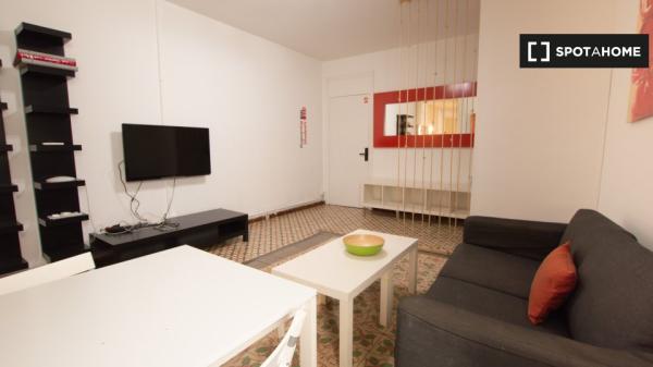 Se alquila habitación en piso de 4 dormitorios en Barcelona