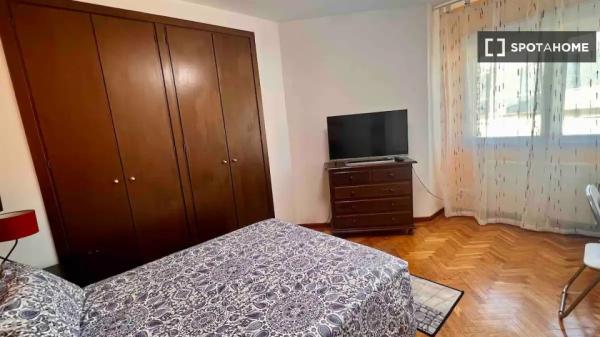 Se alquila habitación en piso de 7 dormitorios en Madrid