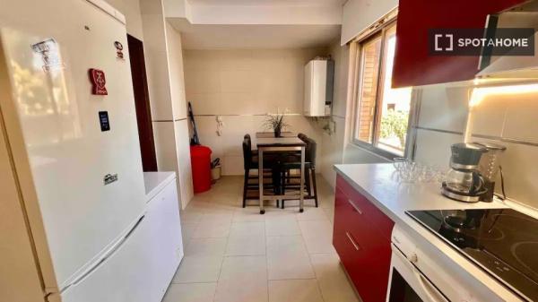 Se alquila habitación en piso de 7 dormitorios en Madrid