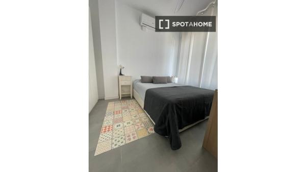 Apartamento de 2 dormitorios en alquiler en Raval Roig, Alicante