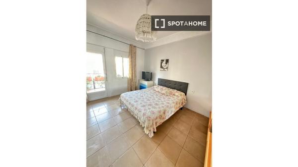 1 dormitorio en piso compartido en Alicante