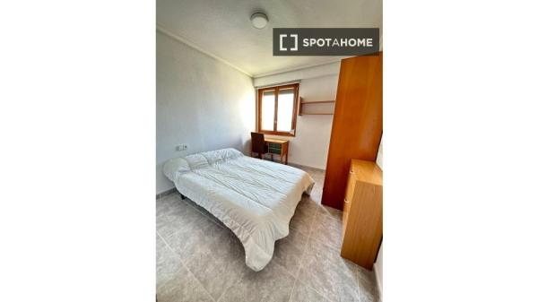 1 dormitorio en piso compartido en Alicante